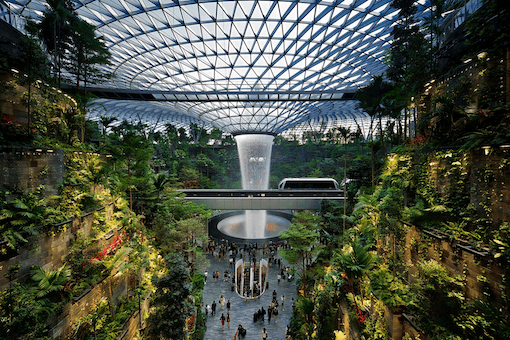 Matteo Morando, « HSBC Rain Vortex à l'intérieur de la zone Jewel à l'aéroport de Changi (SIN) », 20 avril 2019. Licence : CC BY-SA 4.0.