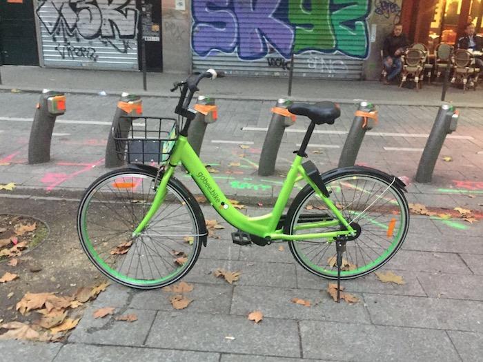 Un vélo Gobee.bike à Paris devant une station Vélib' vide. Ofo Mobike oBike Singapour vélos partage