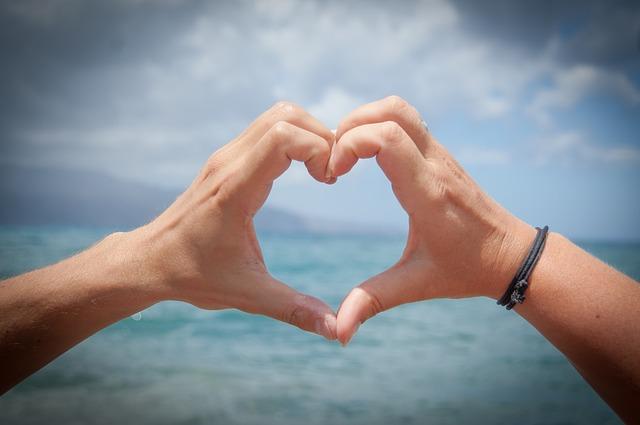 deux mains en forme de coeur pour la saint-valentin