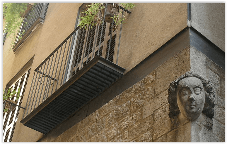 sculpture sur une façade d'une maison à barcelone