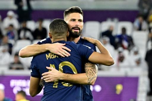 Mbappé et Giroud pendant France Pologne