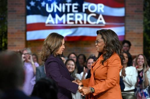 Kamala Harris tient les mains de la star de la télévision Oprah Winfrey