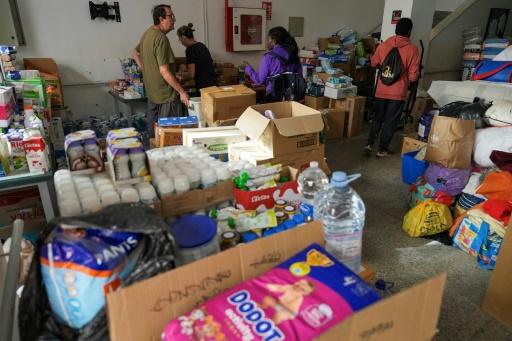 Des jeunes après les inondations en Espagne