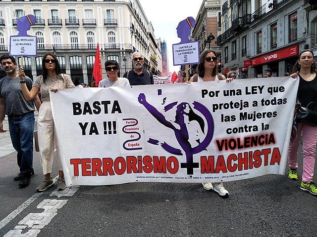 manifestation en espagne de femmes qui portent une pancarte contre le machisme