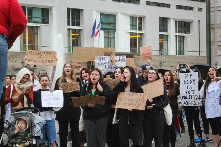 Photo pancartes manif pour l'avortement