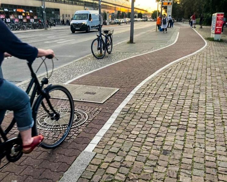 photo d'une piste cyclable allemande avec un vélo passant dessus