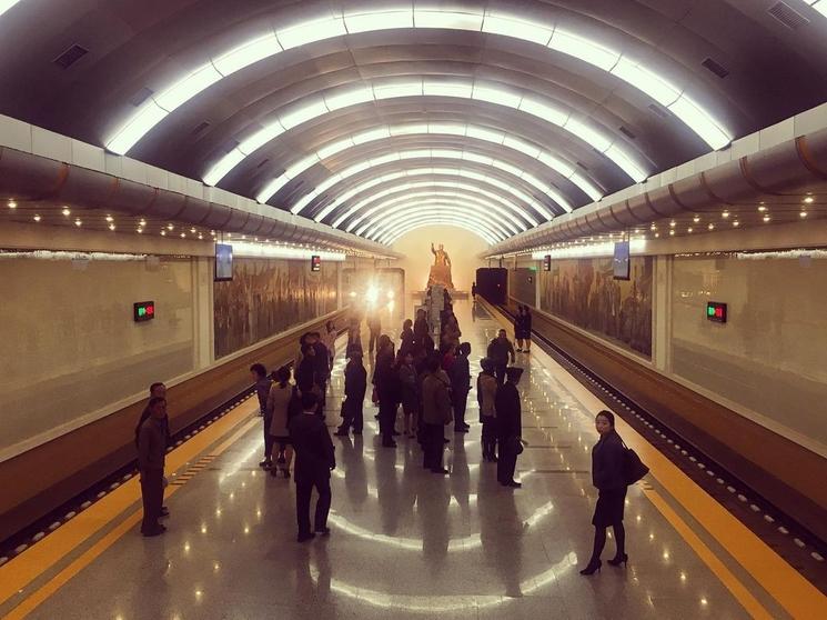 À l'intérieur de la station de métro Triumph à Pyongyang