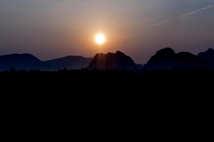 Assez rapidement dans sa course vers le sud, le train quitte les paysages urbains pour révéler au réveil de grandes plaines vertes sur fond de montagne. C’est dans cet écrin merveilleux que le soleil se lève. 