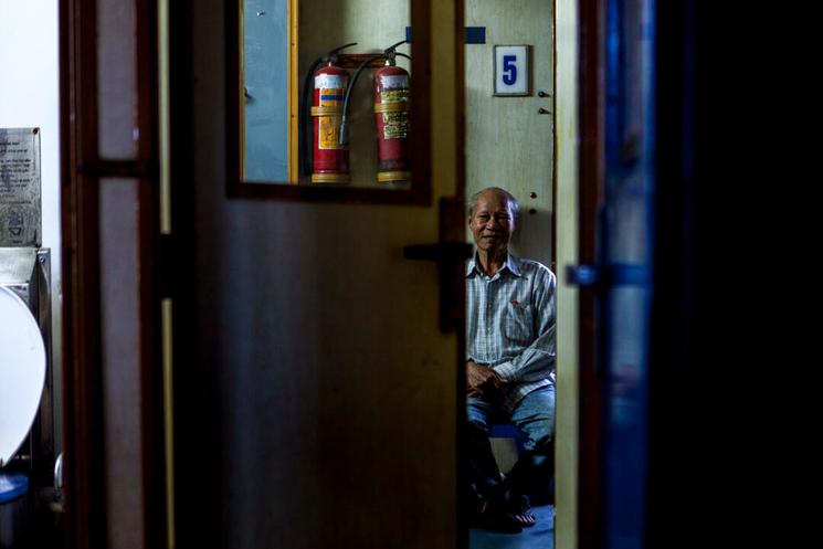 Un homme vietnamien dans le train