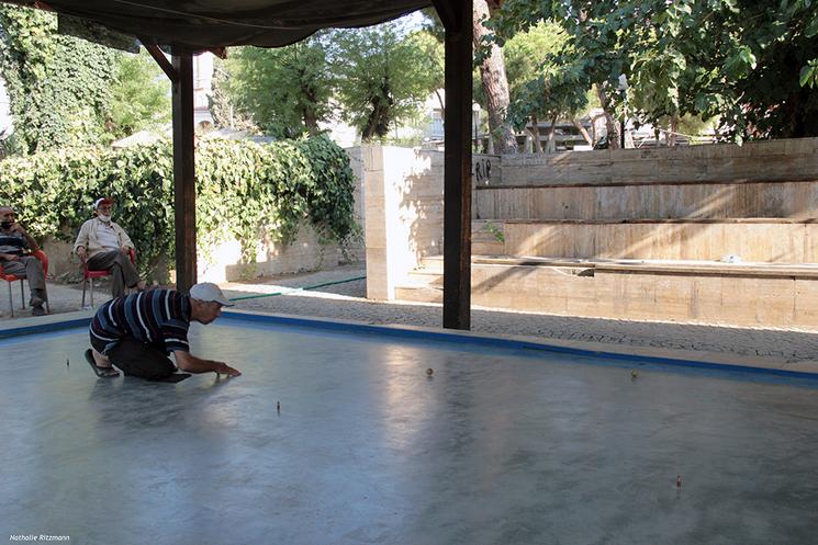 Sur le terrain de karambol, parc Alay à Tire (Turquie, région égéenne)