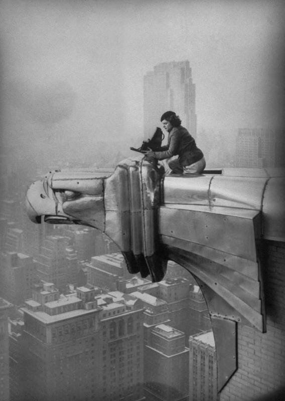 Margaret Bourke-White al lavoro in cima al grattacielo Chrysler -New York City - 1934 © Oscar Graubner Courtesy Estate of Margaret Bourke White