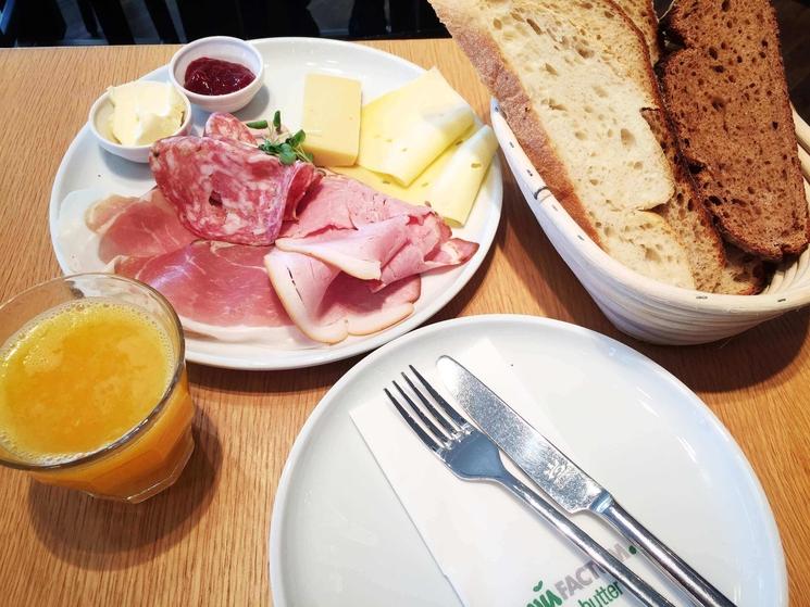 Photo d'un petit déjeuner allemand avec charcuterie