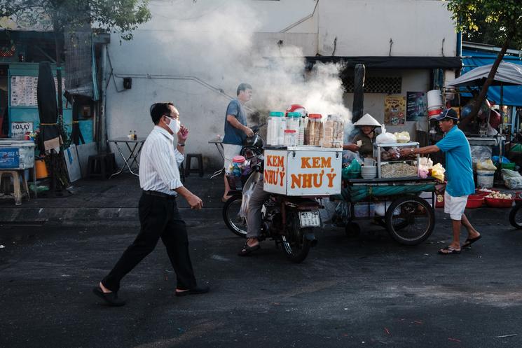 photo d'une personne portant le masque de covid 19 au vietnam