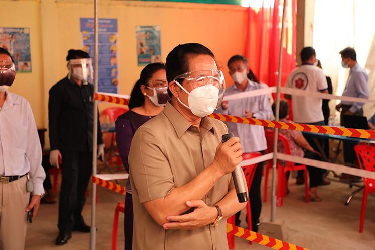 le gouverneur de phnom Penh visitant un centre de vaccination