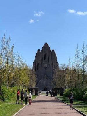 Vue depuis le cimetière de Bispebjerg sur l'église de Gruntvigs 