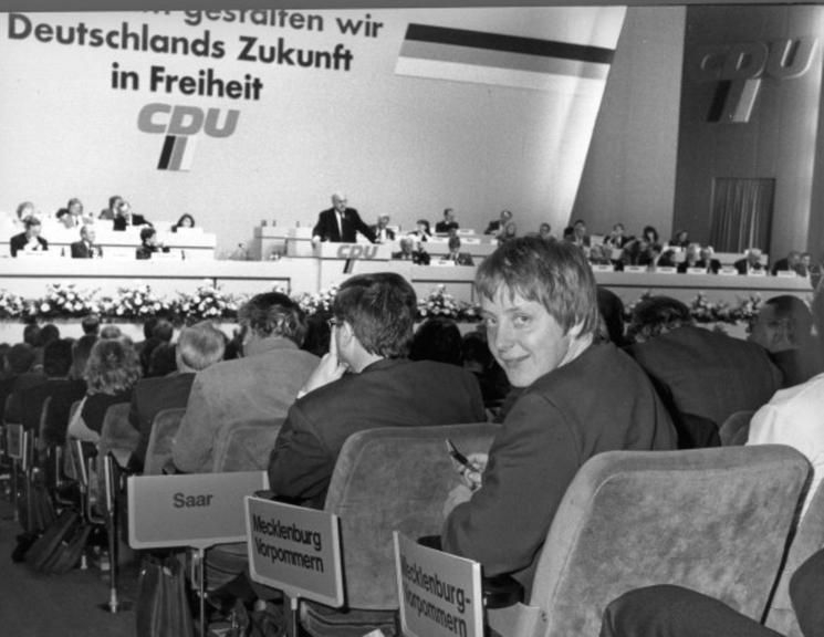 Portrait d'Angela Merkel à un congres CDU en 1990