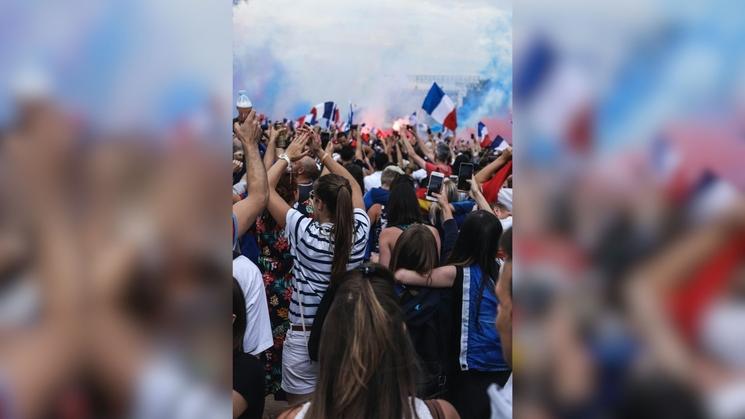 Foule célébrant un match de football