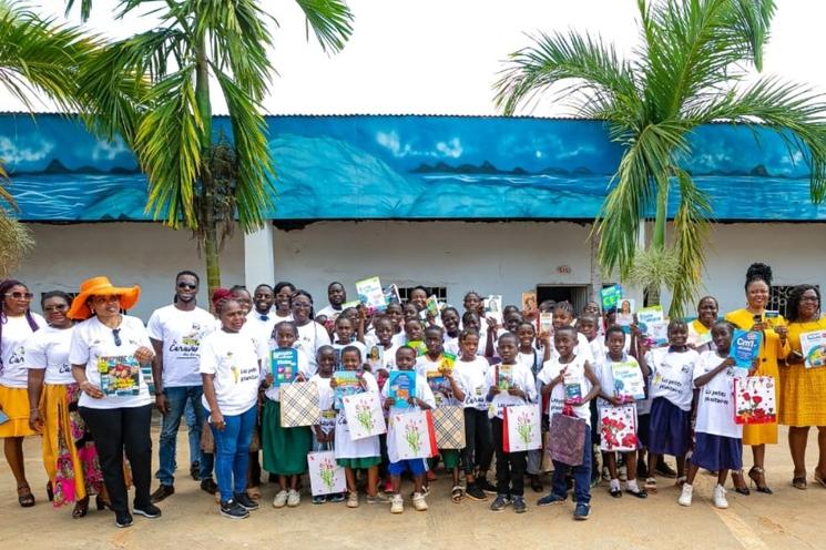 Remise d'un don de livre et prix aux Lauréats d'une école primaire TENDA MARC à Yaoundé.