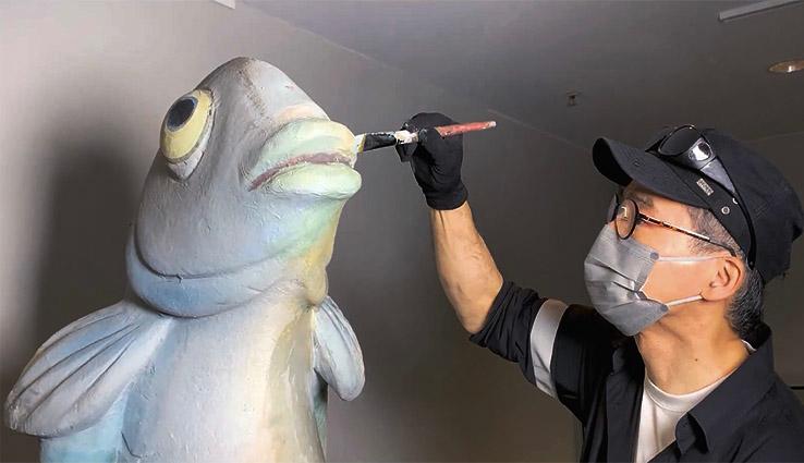 sculpteur représentant une tête de poisson à Hong Kong