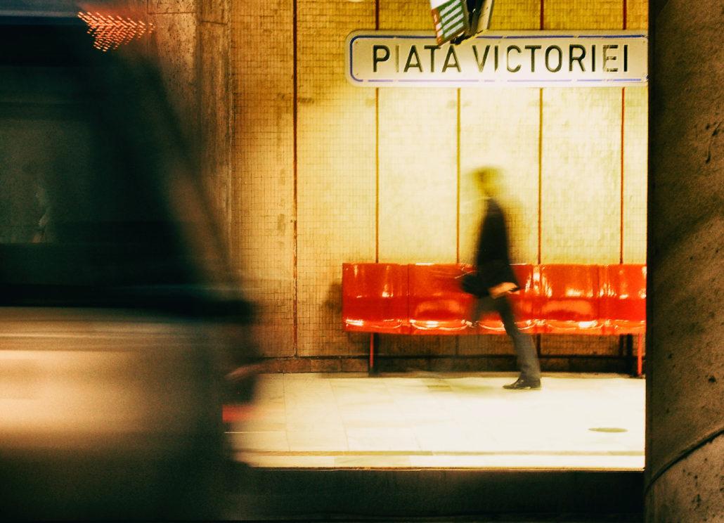  1 - Metro station piata Victoriei - un passant