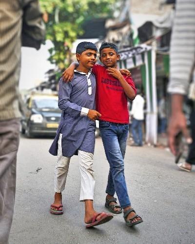 deux enfants se tenant par le bras