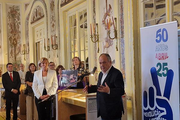 João Soares, Exposition « Regards français sur la Révolution des œillets » à l'Ambassade de France