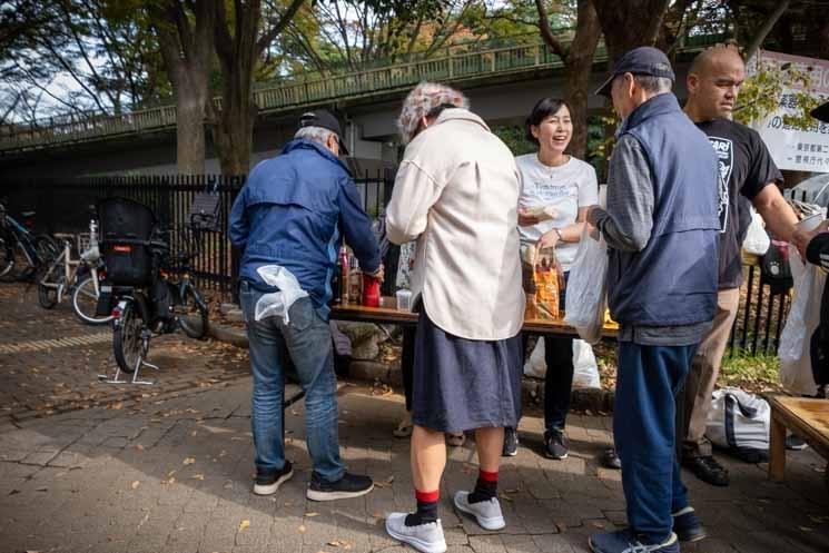 Photo B.Chapiron – Distribution de nourriture au parc de Yoyogi