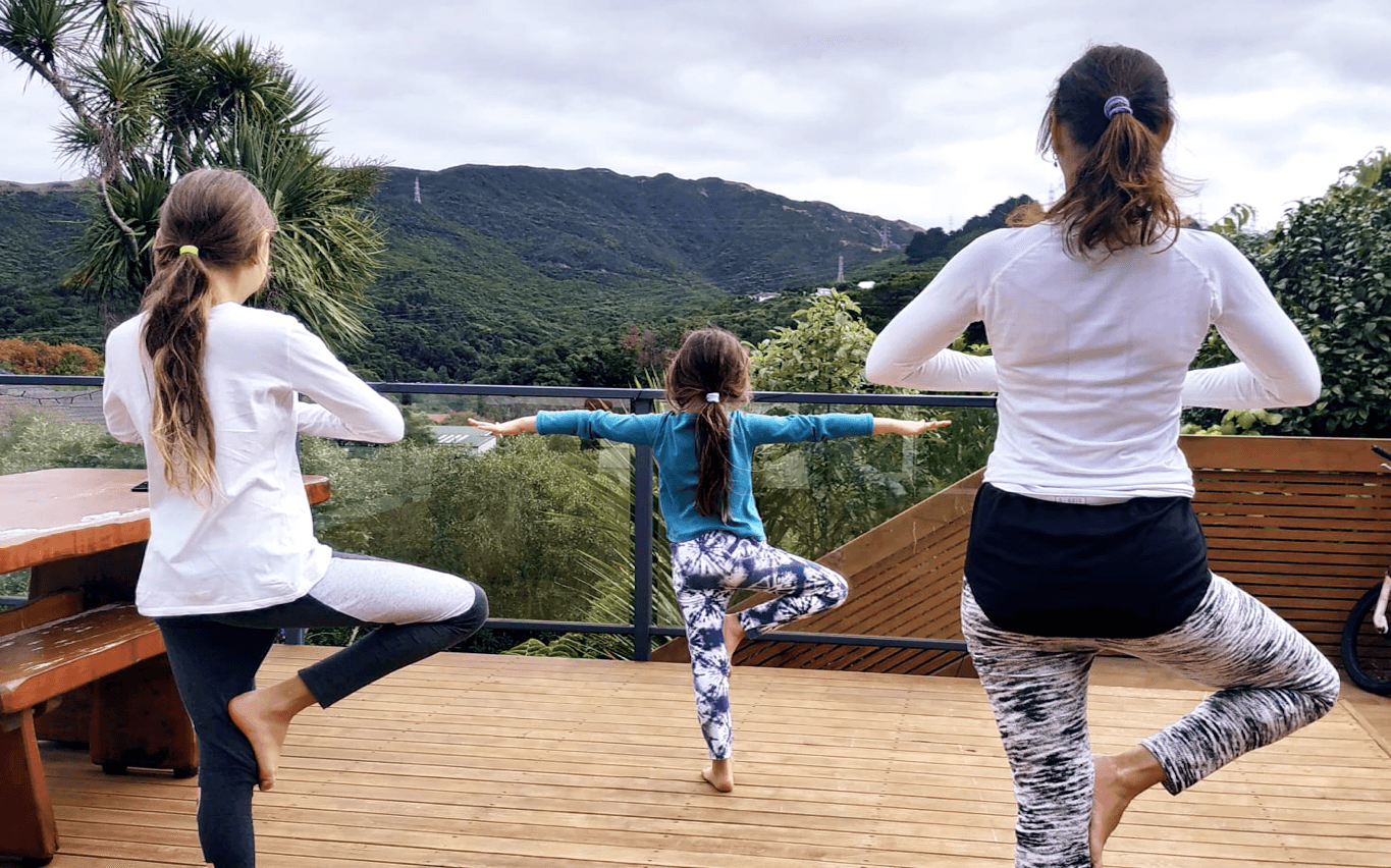 Sabrina et ses filles pratiquant du yoga.