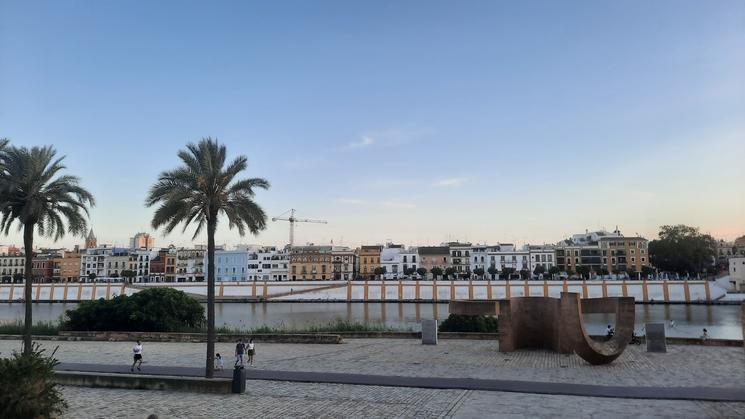 La Calle Betis vue depuis l’autre rive du Rio Guadalquivir. Séville.