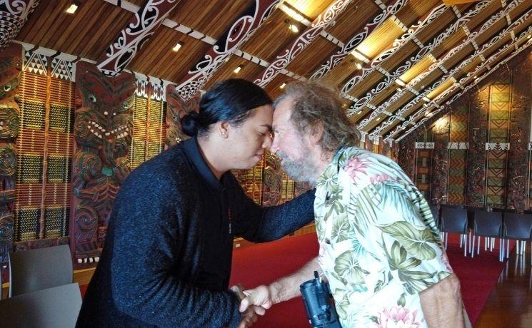 Antoine effectuant un Hongi, le salut traditionnel Māori en Nouvelle-Zélande