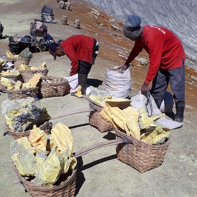 porteur souffre Ijen java indonesie