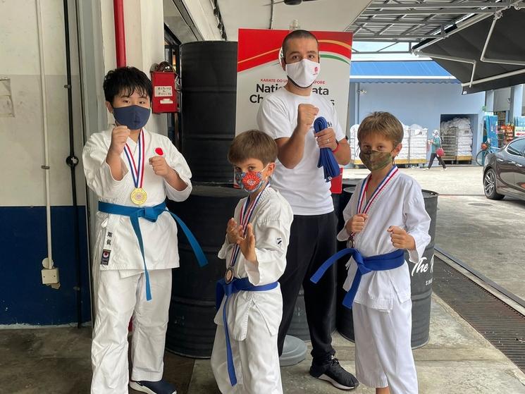 un coach et ses eleves de karate