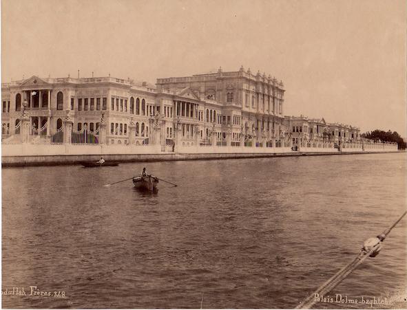 Une des portes d’accès aux jardins du Palais – Photographe Kargopoulos – circa 1860