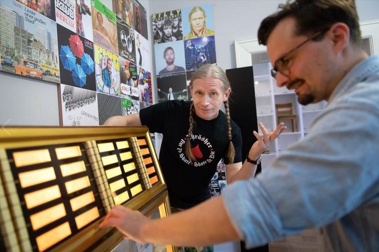 Le rapper Romano essaie le juke-box © Stadtmuseum Berlin, Foto Michael Setzpfandt