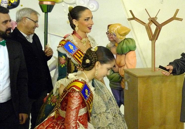 Les Falleras Mayores, Joan Ribò et Pere Fuset devant le ninot de la falla de Xavier et Romain