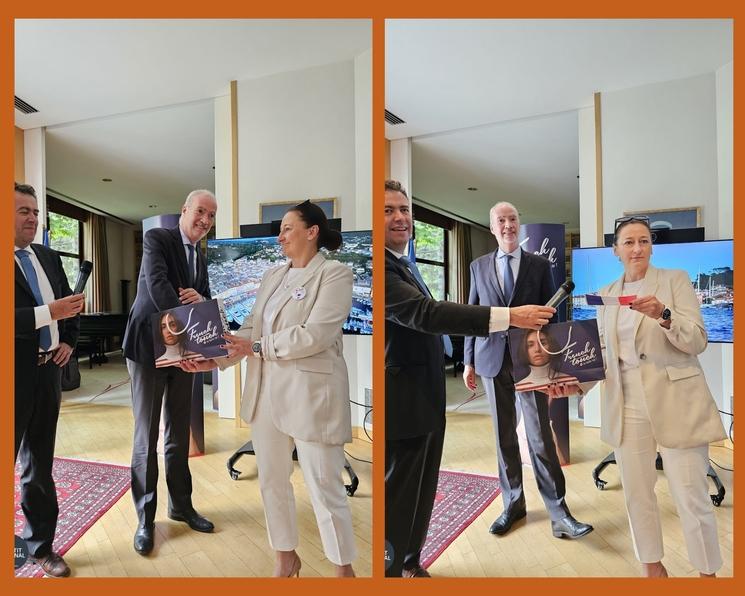 Tirage au sort des gagnants pour assister au match de volleyball, par M. l’ambassadeur Photo Bénédicte Mezeix pour Lpj.com Varsovie