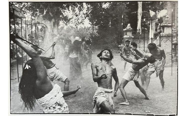 Henri Cartier-Bresson publie Les danses à Bali.