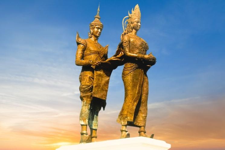 La statue de Preah Thong et Neang Neakii symbolise la naissance de la terre khmère.