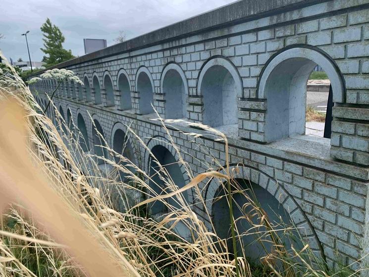 Pont des billets de 5 euros, architecture classique (Photo: Emma Dailey)