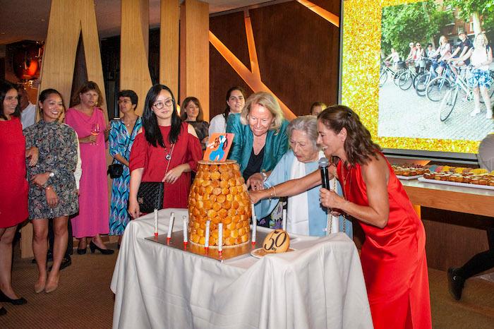 les 3 femmes devant le gâteau