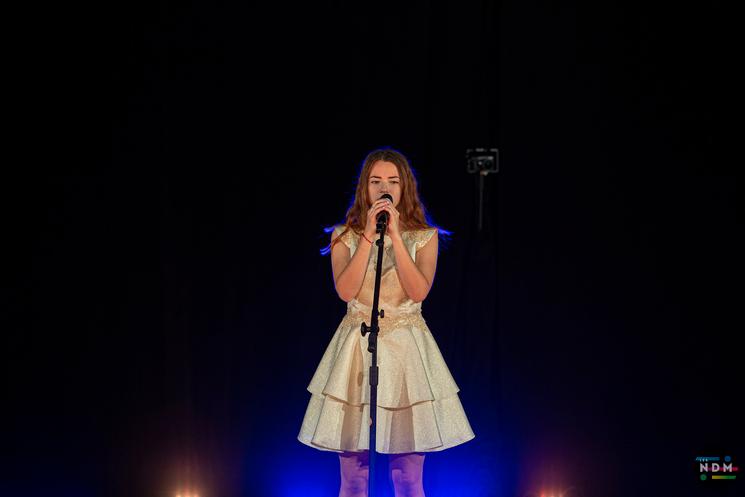 Jeune artiste performant sur scène 