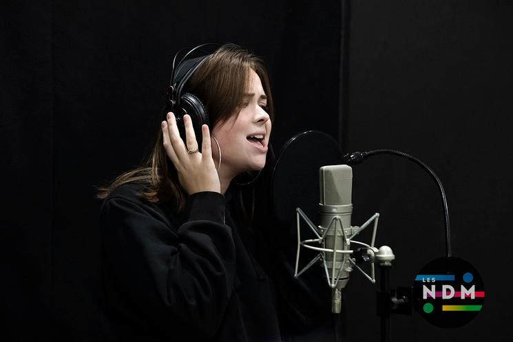 Jeune chanteuse s'enregistrant en studio