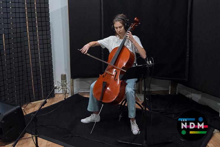 Jeune violoncelliste en studio 