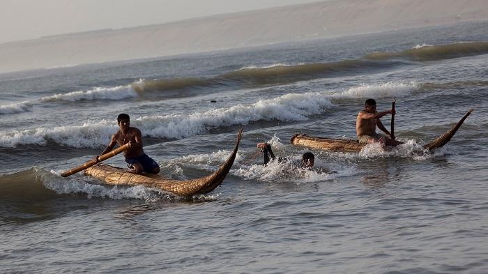 caballitos de totoras à l'origine du surf