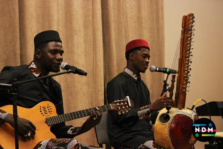 Jeune groupe performant sur scène 