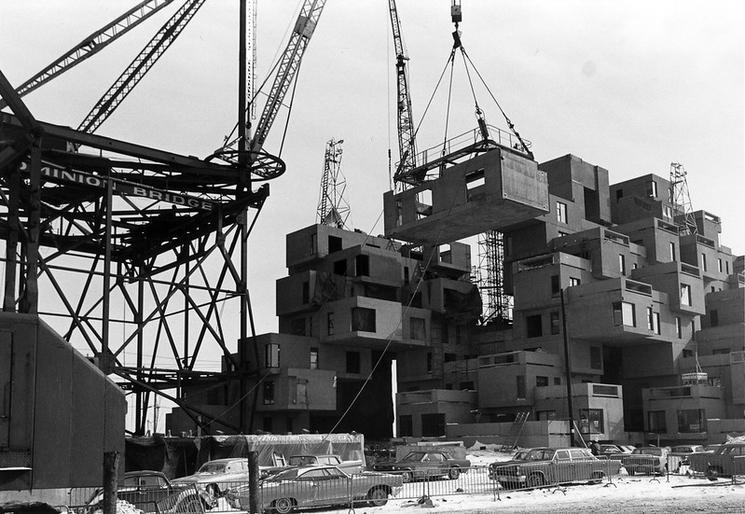 Photo de Habitat 67 en construction. 