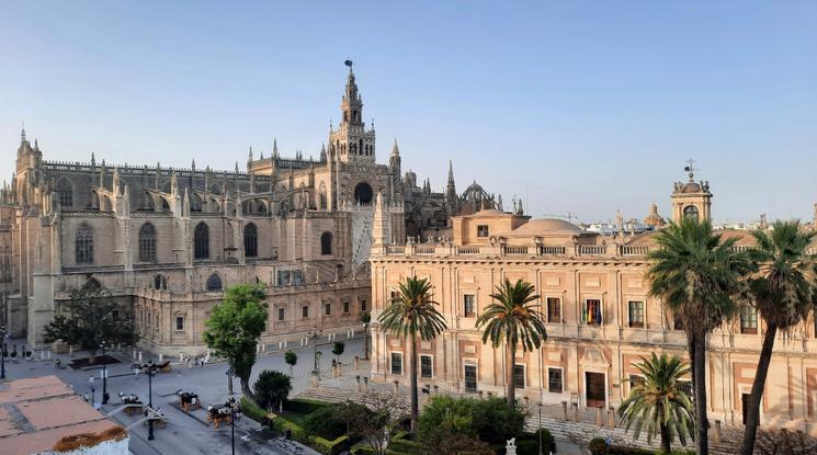 Les archives des Indes (à droite) et la cathédrale de Séville (à gauche)