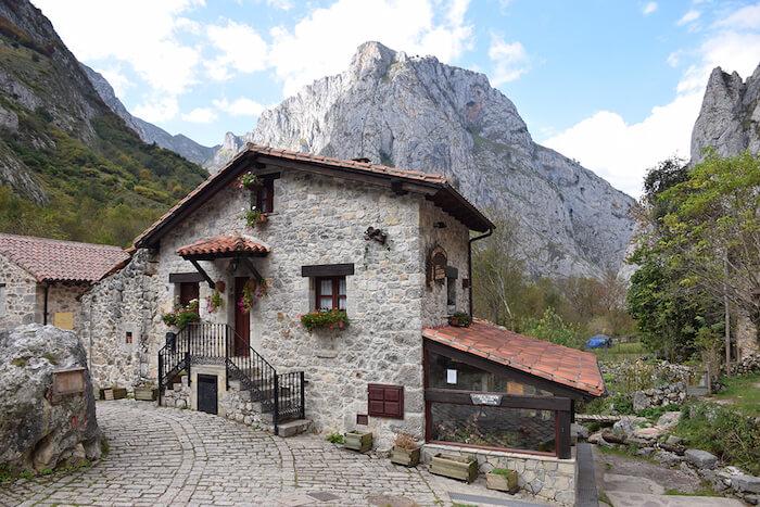 maison fleurie de Bulnes, l'un des 8 plus beaux villages d'Espagne, loin de la canicule