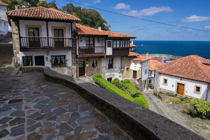 Une rue de Lastres, l'un des 8 plus beaux villages d'Espagne 