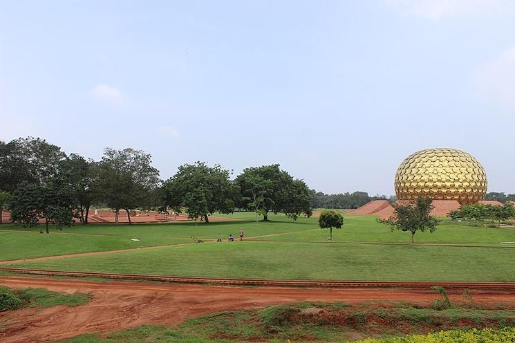 Vue du temple Matrimandir à Auroville en Inde